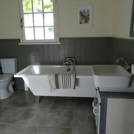 4 Bed-sleeps 8-aircon-garden-pool-parking Nanteuil-en-Vallée