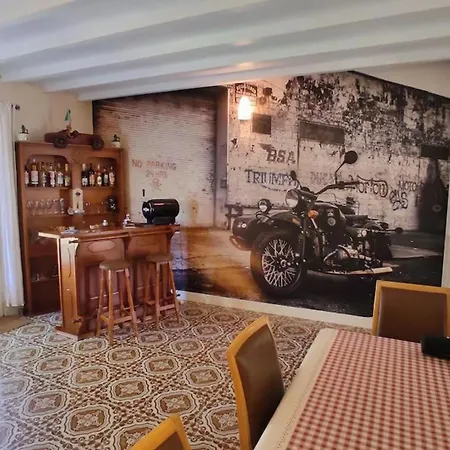 Holiday home 4 Bed-sleeps 8-aircon-garden-pool-parking *