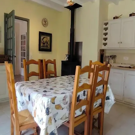 4 Bed-sleeps 8-aircon-garden-pool-parking Holiday home Nanteuil-en-Vallee