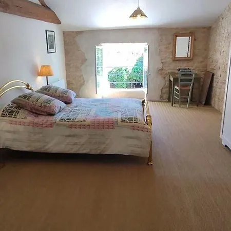 4 Bed-sleeps 8-aircon-garden-pool-parking *