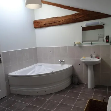 4 Bed-sleeps 8-aircon-garden-pool-parking Nanteuil-en-Vallée