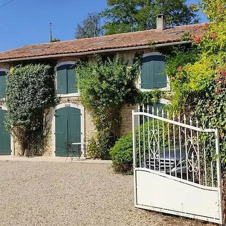4 Bed-sleeps 8-aircon-garden-pool-parking Holiday home Nanteuil-en-Vallee