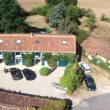 4 Bed-sleeps 8-aircon-garden-pool-parking *