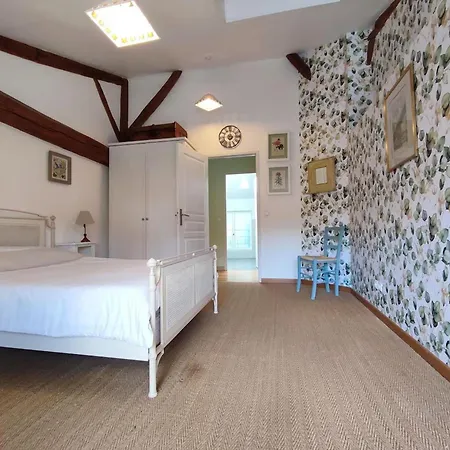 4 Bed-sleeps 8-aircon-garden-pool-parking * Nanteuil-en-Vallée