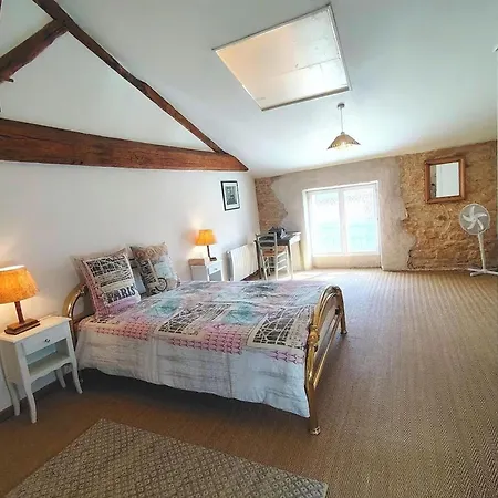 4 Bed-sleeps 8-aircon-garden-pool-parking