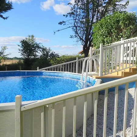 Holiday home 4 Bed-sleeps 8-aircon-garden-pool-parking