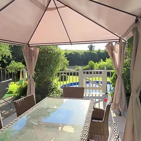 4 Bed-sleeps 8-aircon-garden-pool-parking Holiday home *