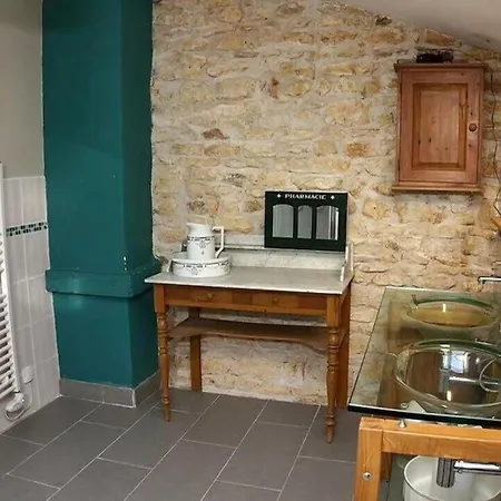 Holiday home 4 Bed-sleeps 8-aircon-garden-pool-parking *