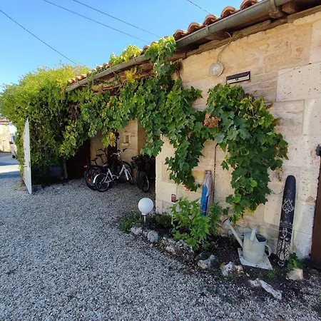 4 Bed-sleeps 8-aircon-garden-pool-parking Holiday home Nanteuil-en-Vallee
