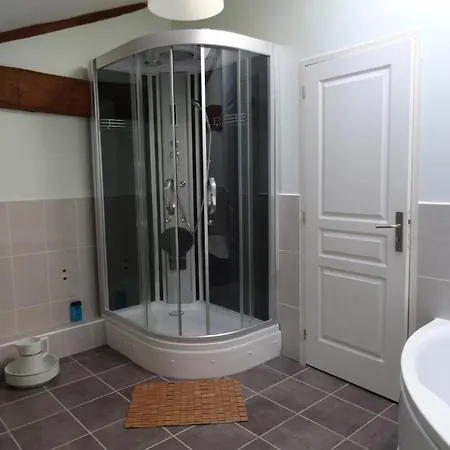 4 Bed-sleeps 8-aircon-garden-pool-parking *