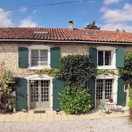 4 Bed-sleeps 8-aircon-garden-pool-parking