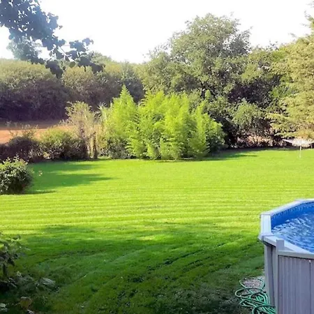 Holiday home 4 Bed-sleeps 8-aircon-garden-pool-parking
