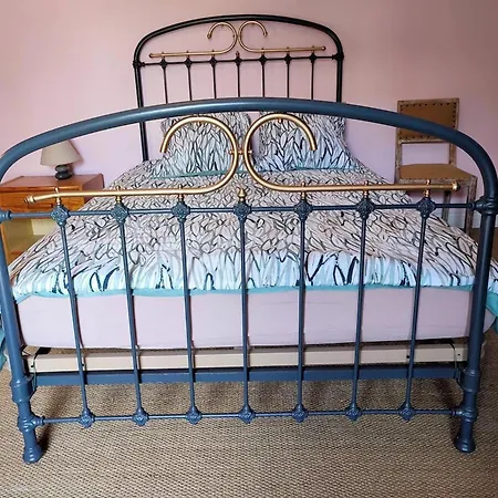 4 Bed-sleeps 8-aircon-garden-pool-parking *