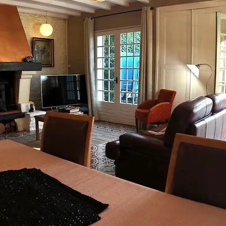 4 Bed-sleeps 8-aircon-garden-pool-parking * Nanteuil-en-Vallée