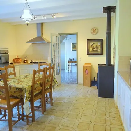 4 Bed-sleeps 8-aircon-garden-pool-parking