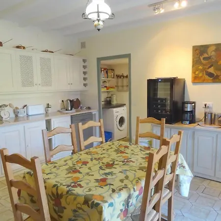 Holiday home 4 Bed-sleeps 8-aircon-garden-pool-parking