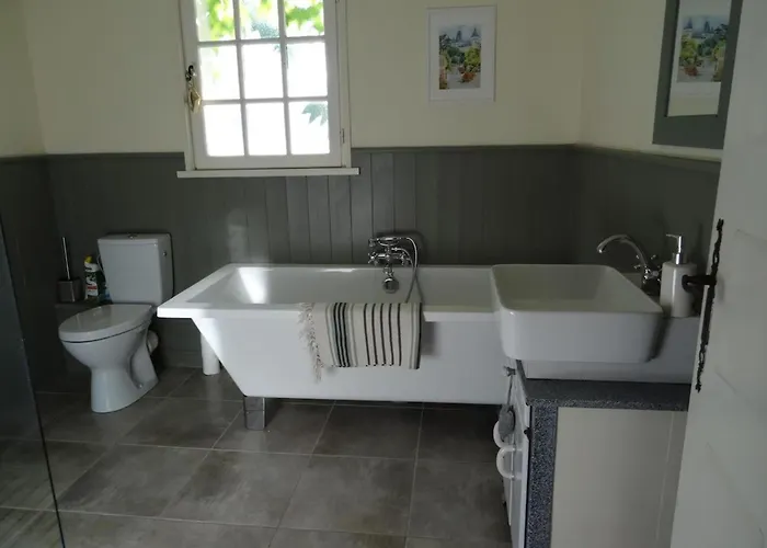 4 Bed-sleeps 8-aircon-garden-pool-parking Nanteuil-en-Vallée