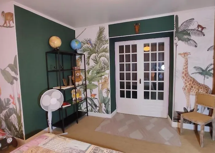 4 Bed-sleeps 8-aircon-garden-pool-parking Сasa de vacaciones