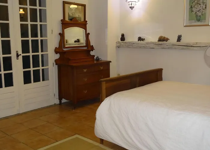 4 Bed-sleeps 8-aircon-garden-pool-parking Сasa de vacaciones *