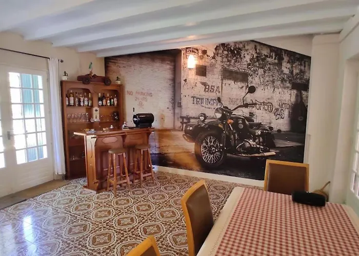 Сasa de vacaciones 4 Bed-sleeps 8-aircon-garden-pool-parking *