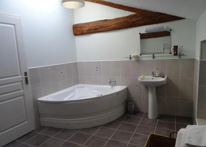 4 Bed-sleeps 8-aircon-garden-pool-parking Nanteuil-en-Vallée