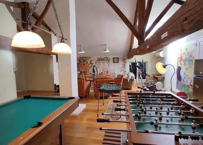 4 Bed-sleeps 8-aircon-garden-pool-parking * Nanteuil-en-Vallée