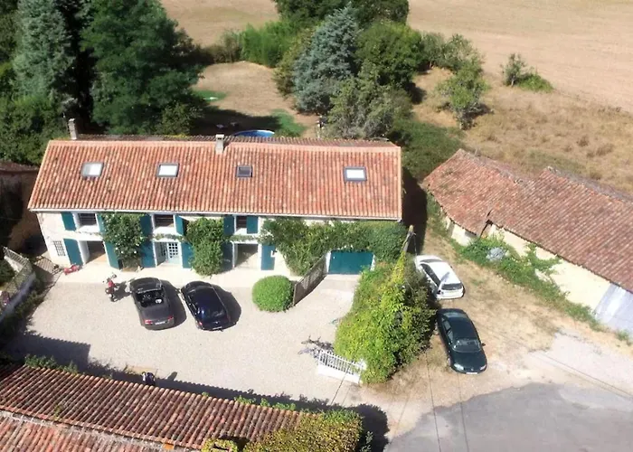 4 Bed-sleeps 8-aircon-garden-pool-parking *