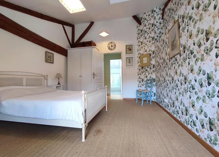 4 Bed-sleeps 8-aircon-garden-pool-parking * Nanteuil-en-Vallée