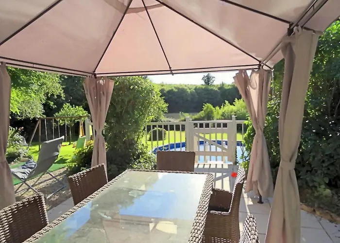 4 Bed-sleeps 8-aircon-garden-pool-parking Сasa de vacaciones *