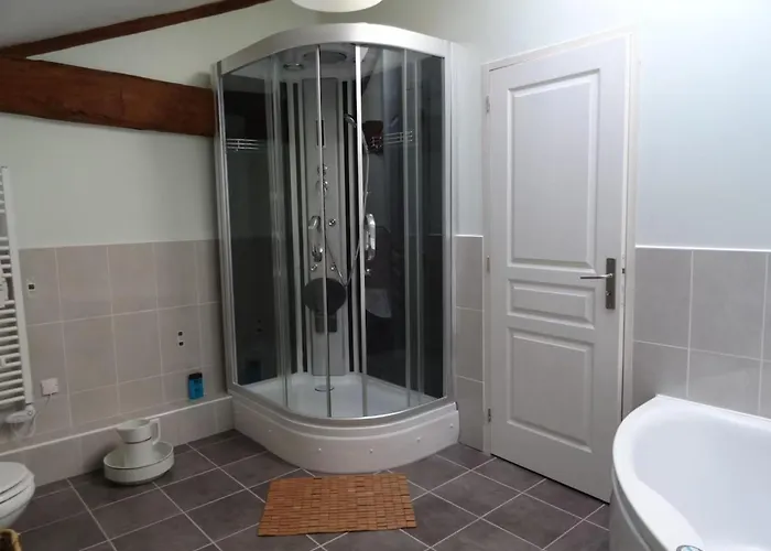 4 Bed-sleeps 8-aircon-garden-pool-parking *