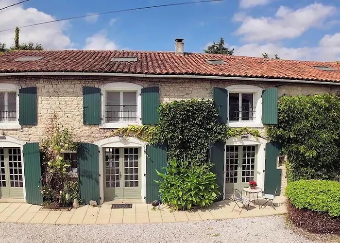 4 Bed-sleeps 8-aircon-garden-pool-parking