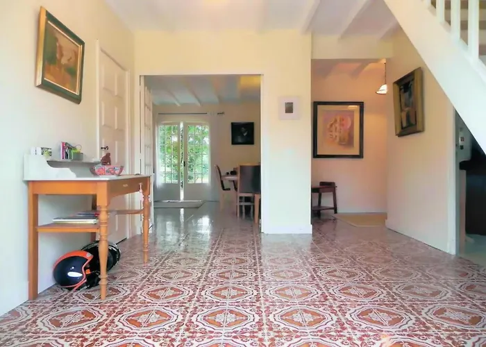 4 Bed-sleeps 8-aircon-garden-pool-parking Nanteuil-en-Vallée