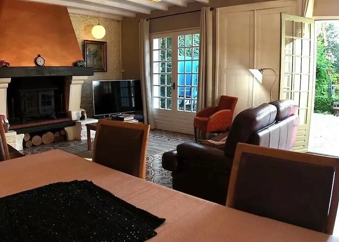 4 Bed-sleeps 8-aircon-garden-pool-parking * Nanteuil-en-Vallée