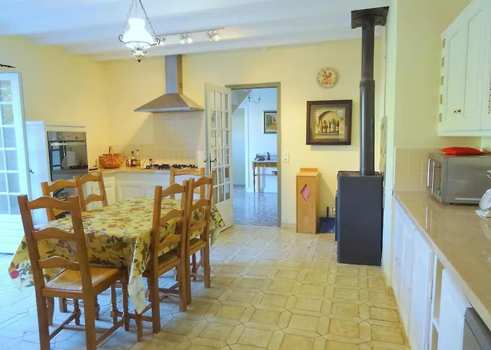 4 Bed-sleeps 8-aircon-garden-pool-parking