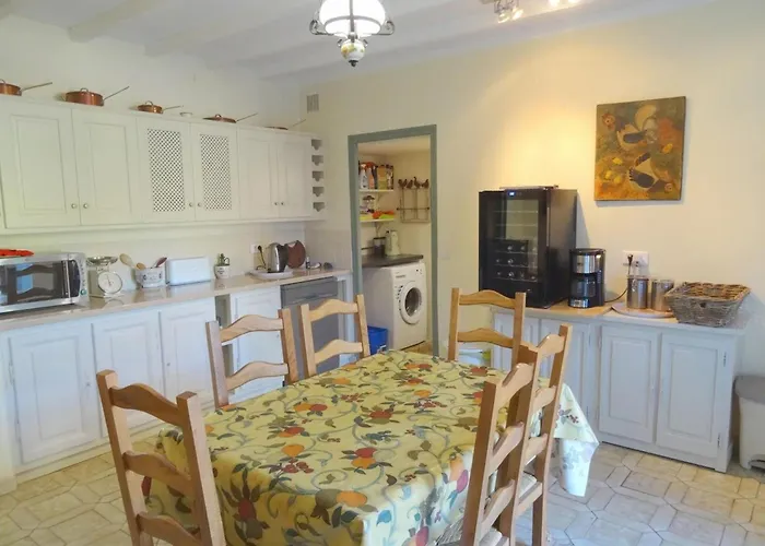 Сasa de vacaciones 4 Bed-sleeps 8-aircon-garden-pool-parking